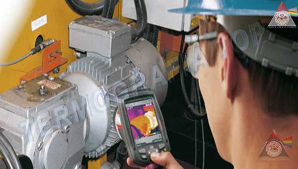 Termocamera in uso per un controllo non distruttivo su componente in ambiente industriale